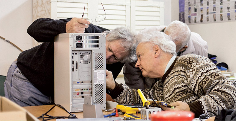 Tous les samedis matin à Vauréal, le mini Repair café est un moment de partage des savoir-faire. Réparer plutôt que jeter