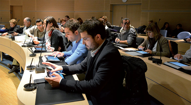 Dorénavant, les conseillers municipaux de Lons sont équipés de tablettes. La tablette comme du papier