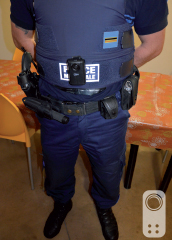 Une caméra portée en toute discrétion. Les policiers filment…