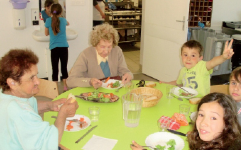 La cantine, un lieu intergénérationnel