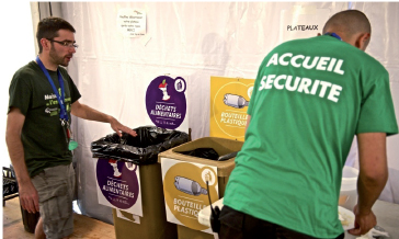 Dans les « coulisses » du festival, le personnel est guidé pour rendre le tri plus efficace. Les déchets se transforment en musique