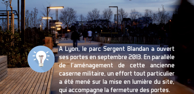 La lumière accompagne les visiteurs, lors de la fermeture du parc. La lumière annonce la fermeture du parc