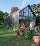 Cette maison en bois d'apparence classique est en fait une maison amphibie. Des maisons flottantes : solutions de demain ?