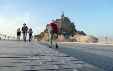 Les équipements sur la passerelle se veulent discrets. L’éclairage, au sol, se limite à un simple balisage pour ne pas perturber la beauté du site. Du bois local pour la Merveille