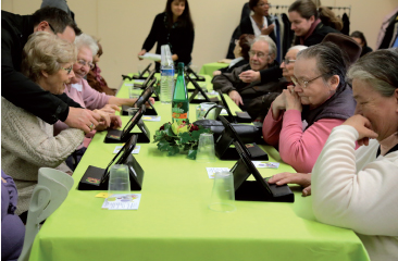 Les lotos interactifs sont également l’occasion pour les anciens qui ne sont pas encore bénéficiaires du service de rencontrer les visiteurs de convivialité. De la convivialité entre jeunes et anciens