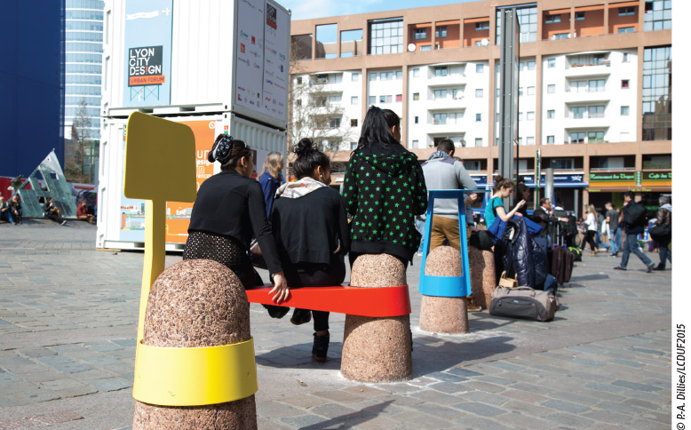 Quelques éléments de couleur permettent de transformer les plots béton en véritable mobilier urbain chic et pratique. Lyon, capitale du design