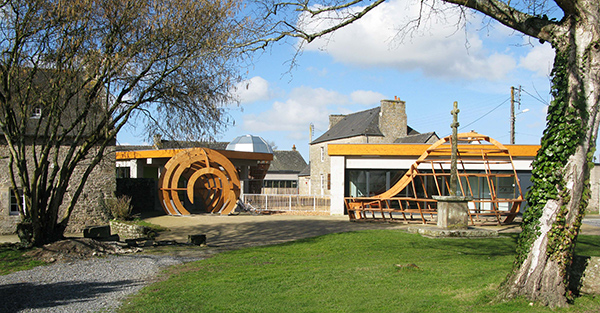 ​Une école et du mobilier design à Trébédan