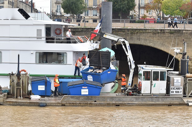 collecte des déchets par transport fluvial