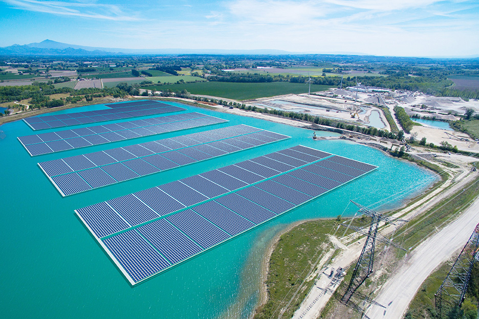 Piolenc : l'ancienne carrière transformée en centrale solaire flottante