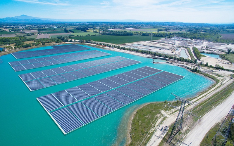 Piolenc : l'ancienne carrière transformée en centrale solaire flottante